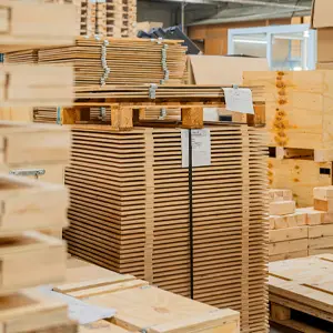 Panneaux bois en stock dans un atelier de fabrication d’emballage bois Weepackup