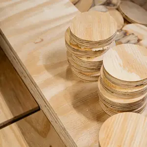  Contreplaqué en cours de découpe pour caisse bois sur mesure
