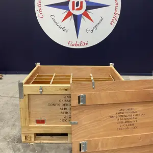 Caisse bois montée sur palette intégrée, conforme aux normes logistiques internationales