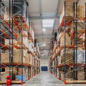 Stock d’emballages bois et cartons sur site de production Weepackup, le spécialiste du packaging